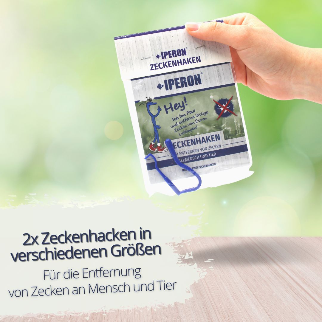 Hand hält eine IPERON Verpackung mit zwei Zeckenzangen. "2x Zeckenzangen in verschiedenen Größen."