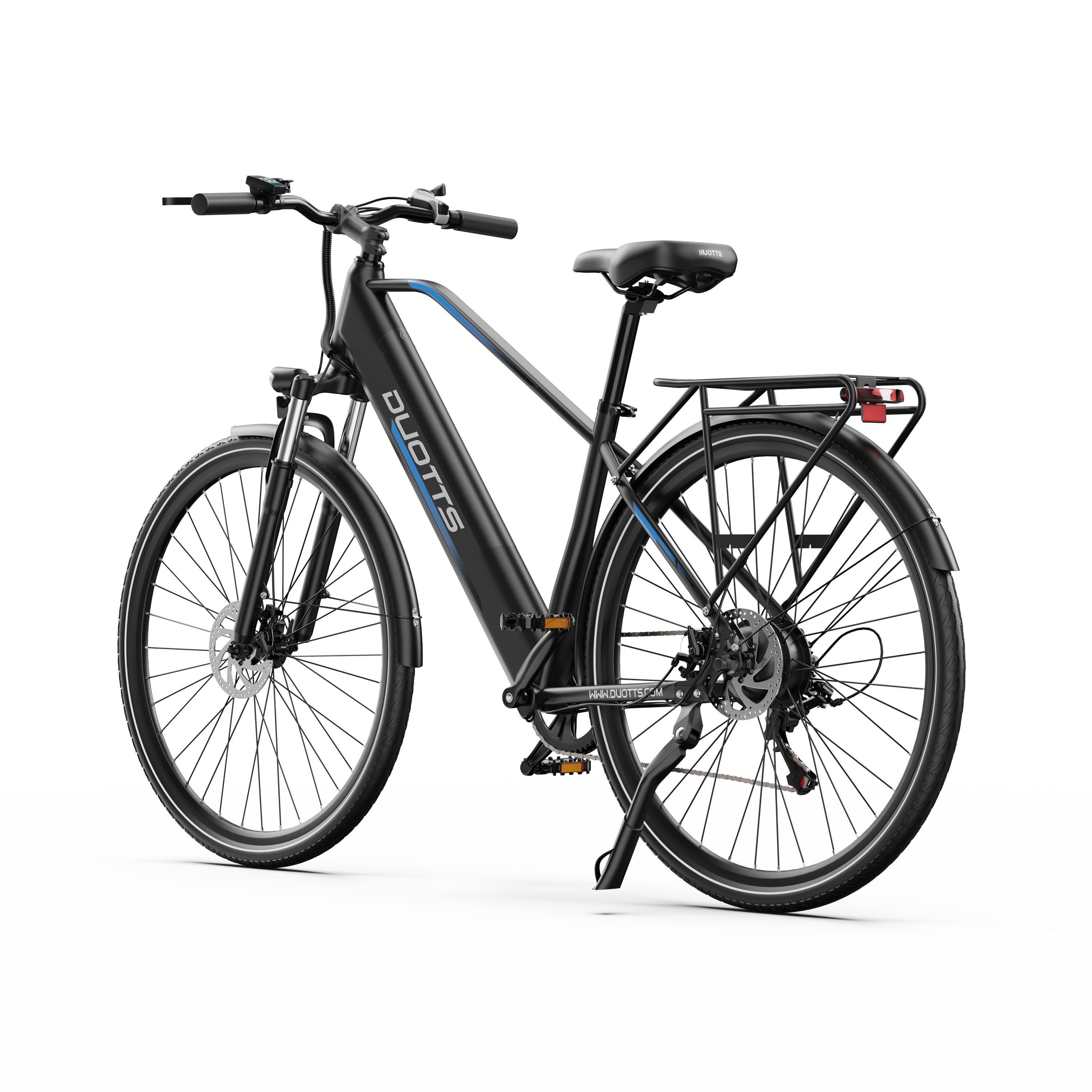 Schwarzes DUOTTS C29Lite E-Bike. Gepäckträger, Rücklicht, Scheibenbremsen. Blaue Akzente. Schräge Ansicht.