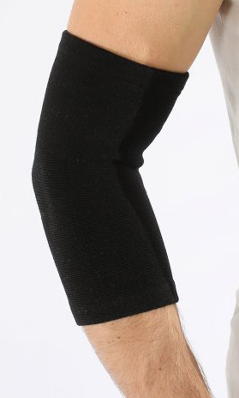 Schwarze Ellenbogenbandage am Arm einer Person. Nylon, elastisch. Anatomische Form.
