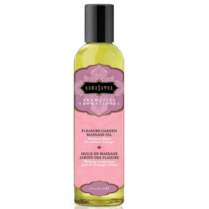 Flasche mit Massageöl. Rosa Etikett mit Produktbezeichnung und Logo. Schwarzer Verschluss. Gelbe Flüssigkeit sichtbar.