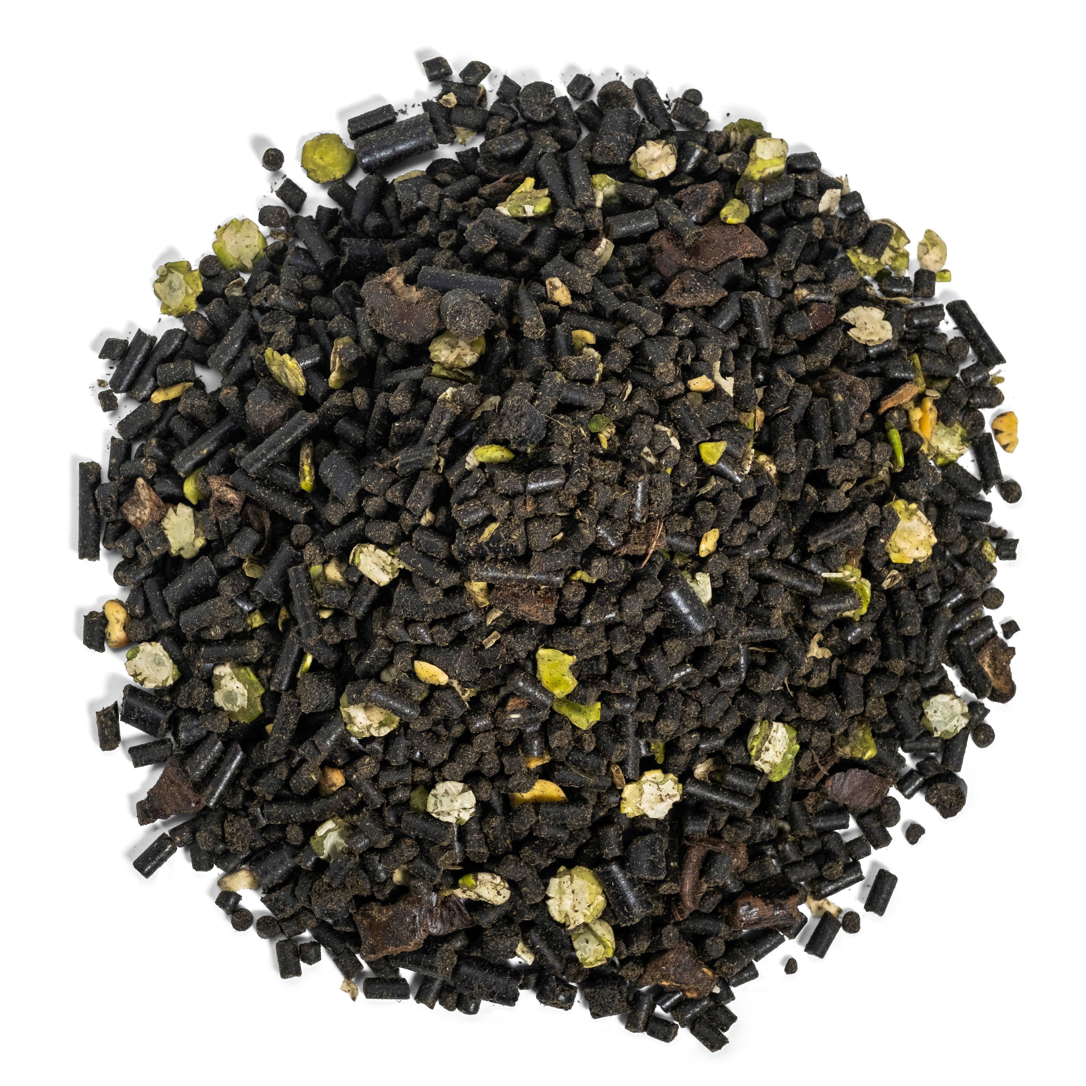 Nahaufnahme von Müsli. Es besteht aus dunklen und hellen Bestandteilen.