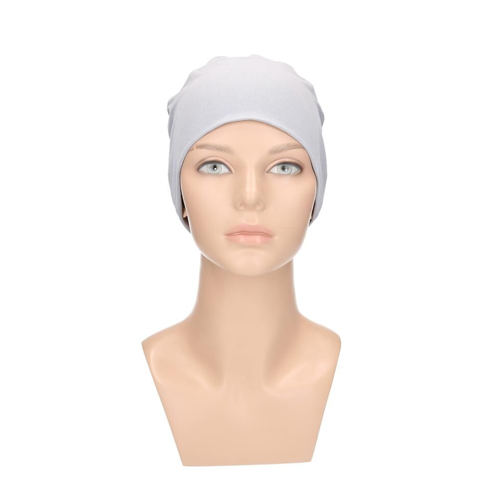Hellgrauer Turban auf einer Büste. Frontansicht. Glatter Stoff, ohne sichtbare Details.