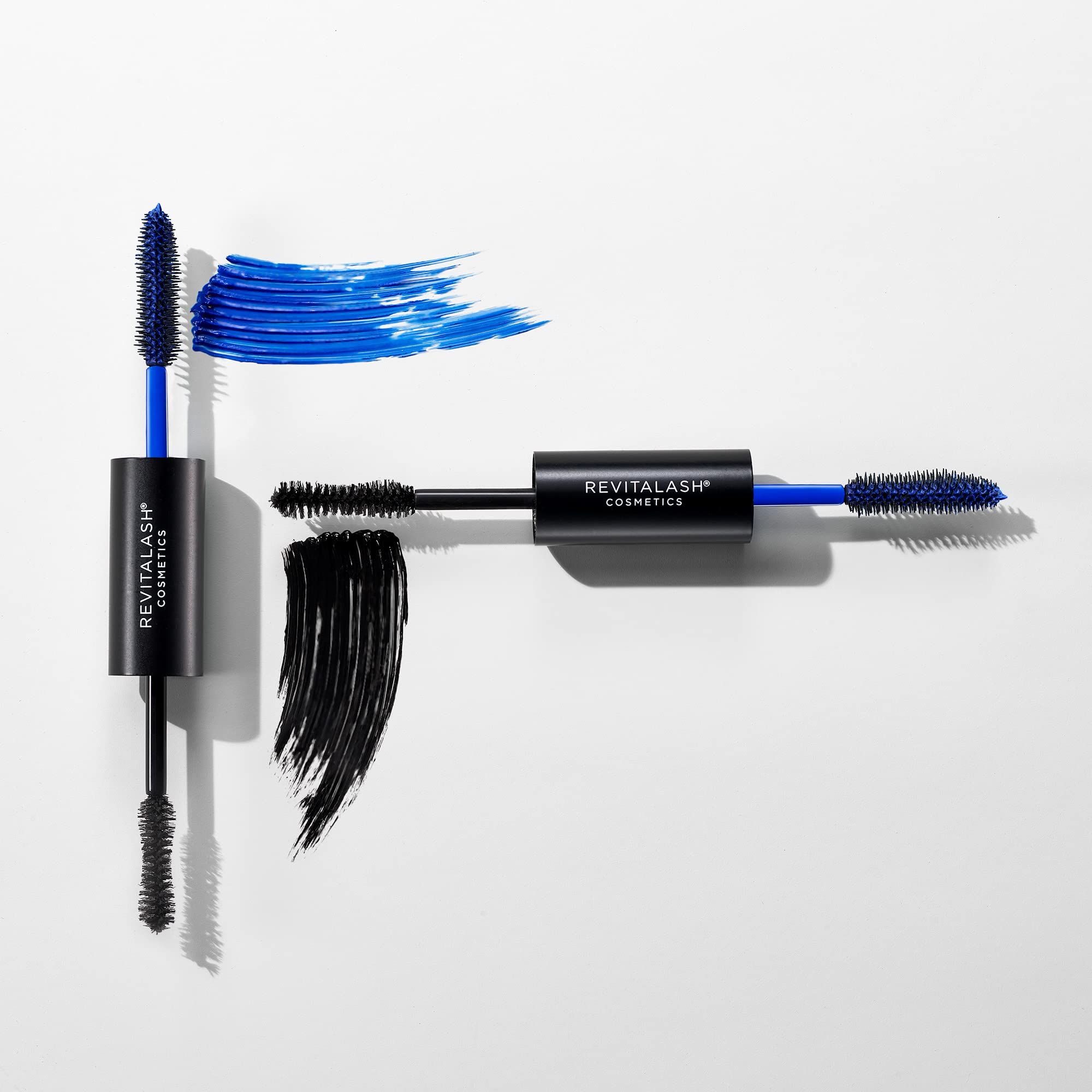 Zwei schwarze Kosmetikverpackungen mit blauen und schwarzen Bürsten. Text: Revitalash Cosmetics.