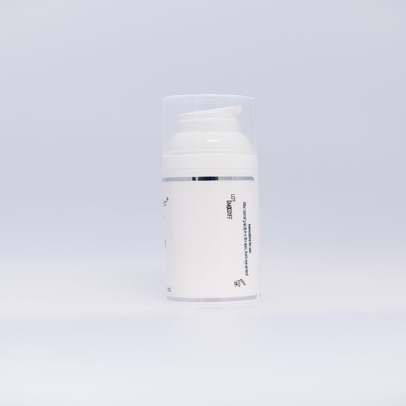 Rückansicht einer weißen Flasche mit Pumpspender. Das Etikett zeigt Chargennummer und Verfallsdatum.