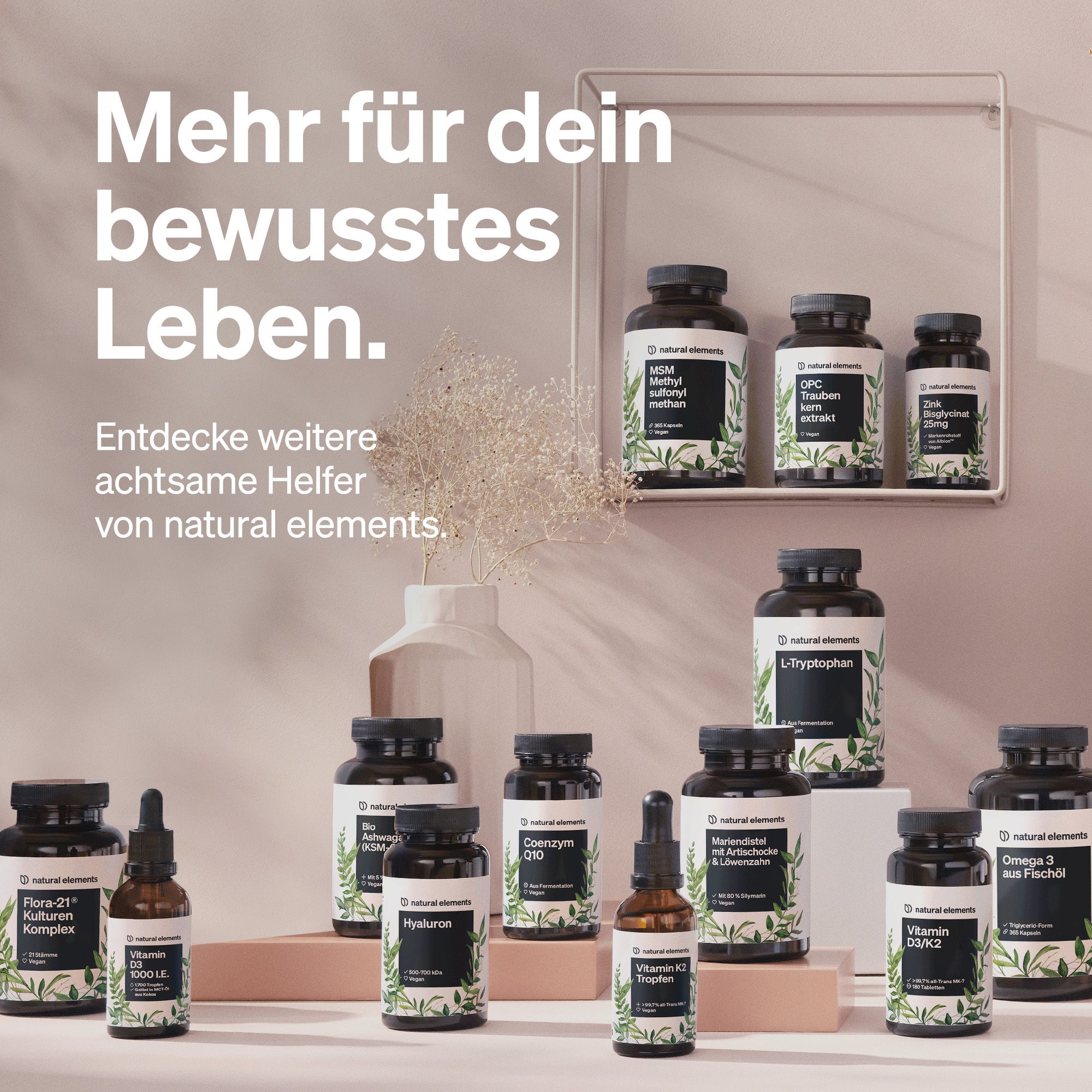Verschiedene Flaschen auf Regal. Text: Mehr für dein bewusstes Leben. Weitere Helfer von natural elements.