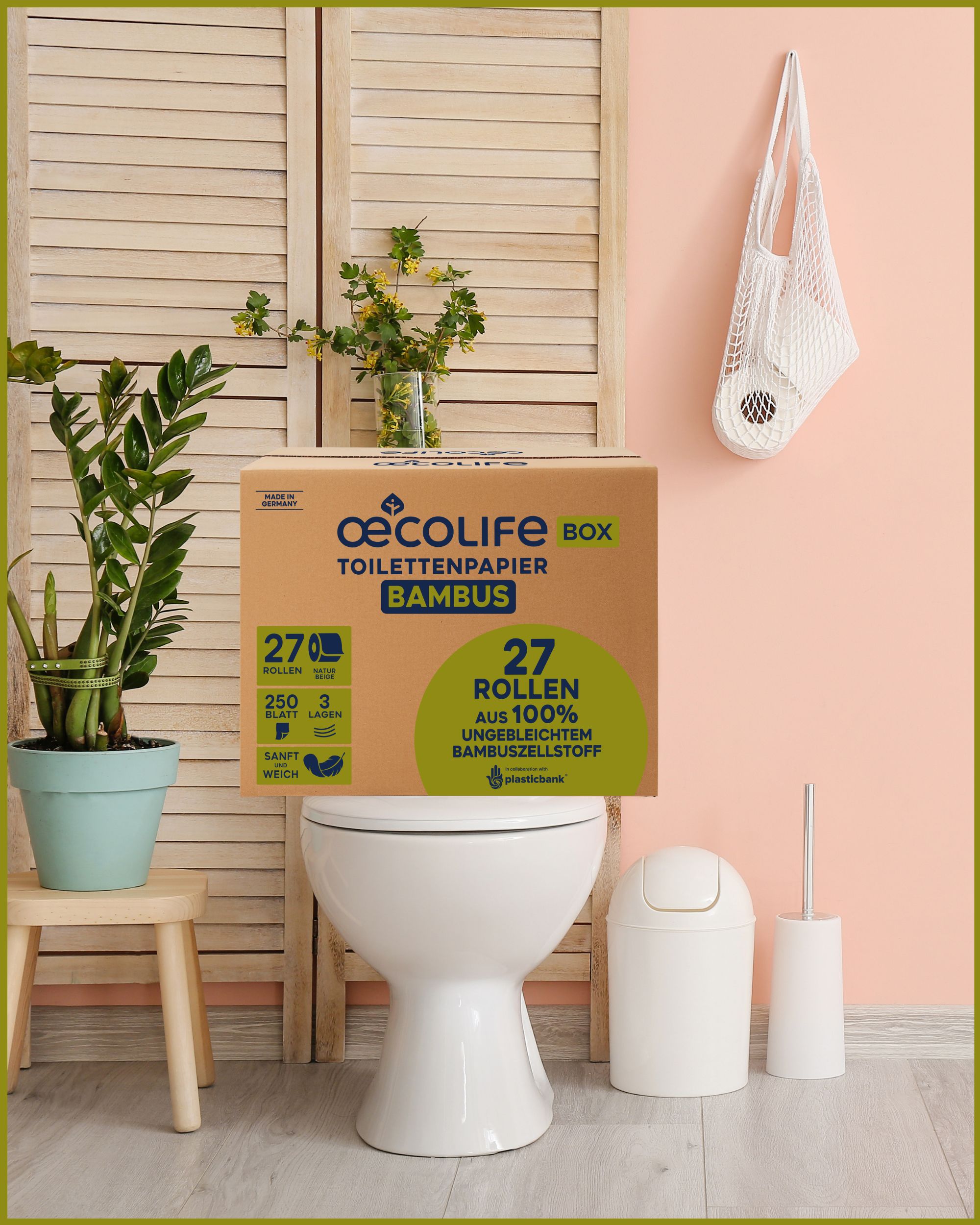 Toilettenpapier-Box von oecolife. 27 Rollen, 250 Blatt, 3 Lagen, aus 100% ungebleichtem Bambuszellstoff. Steht neben Toilette und Zubehör.