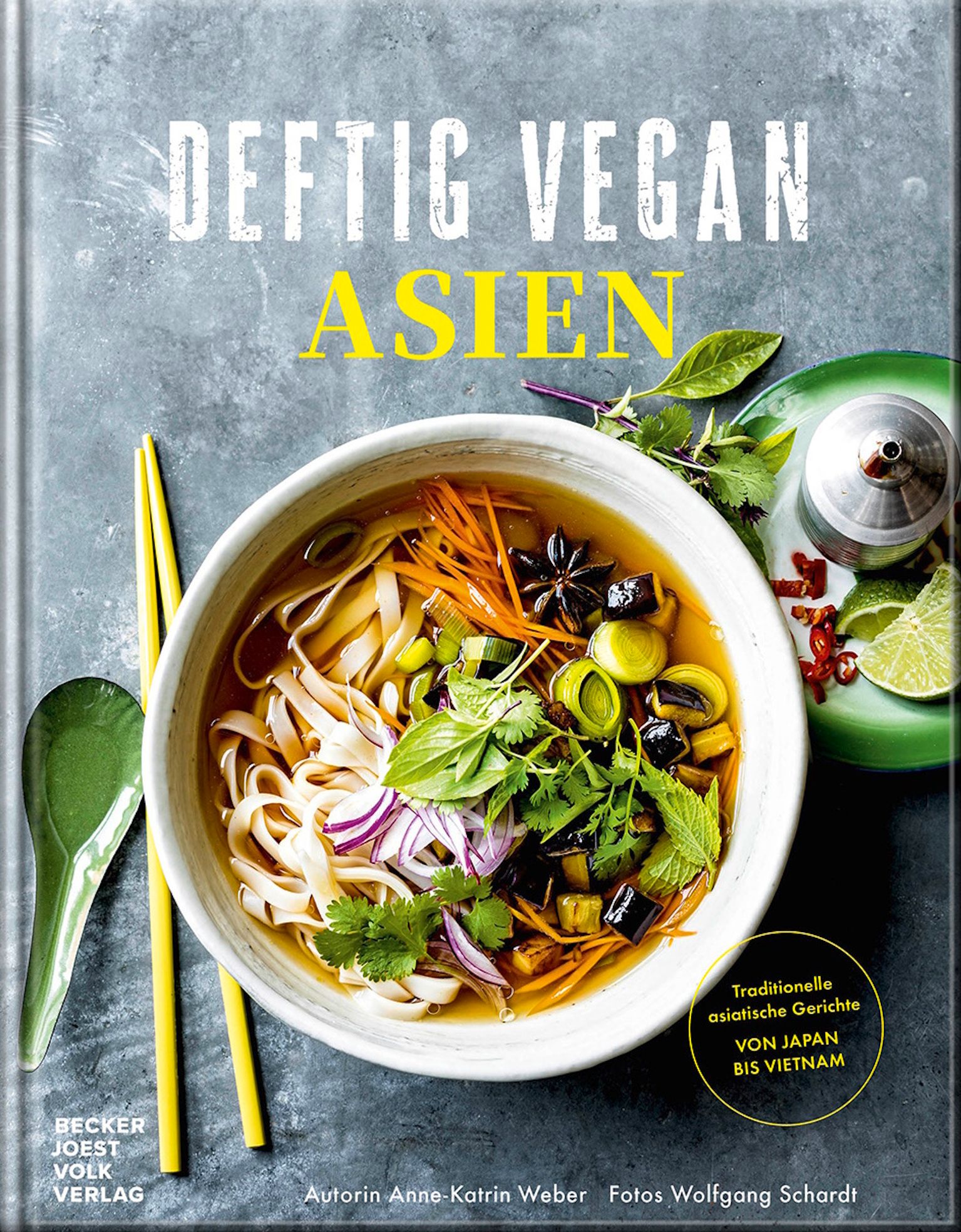 Kochbuch "Deftig Vegan Asien". Auf dem Cover eine Schüssel mit asiatischem Gericht. Gelbe Stäbchen und Löffel daneben. Text: Autorin Anne-Katrin Weber.