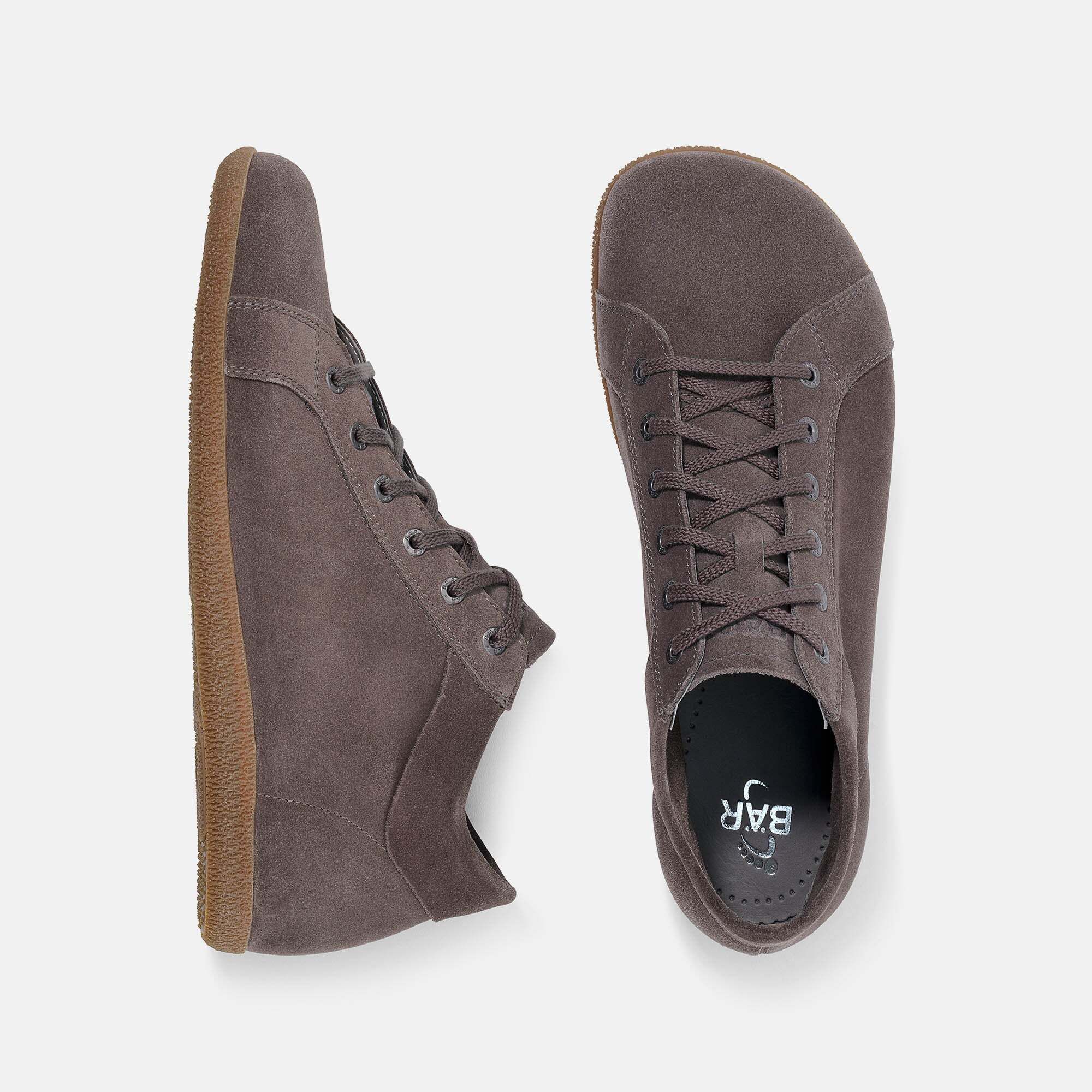 Graue Wildleder-Stiefeletten, Draufsicht und Seitenansicht, mit Schnürung und Gummisohle.