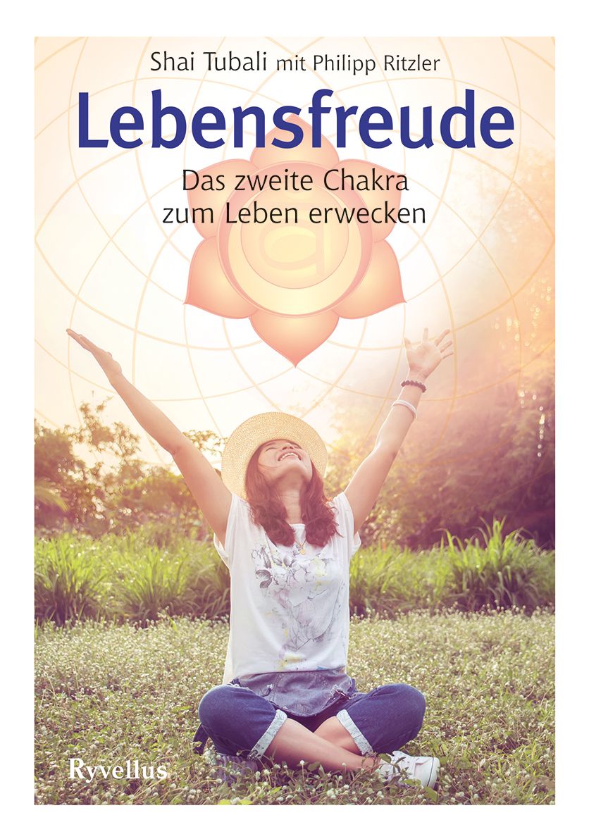 Buchcover mit Titel Lebensfreude. Frau sitzt im Gras, Arme erhoben. Titel und Autorennamen sind sichtbar. Ryvellus-Logo unten.