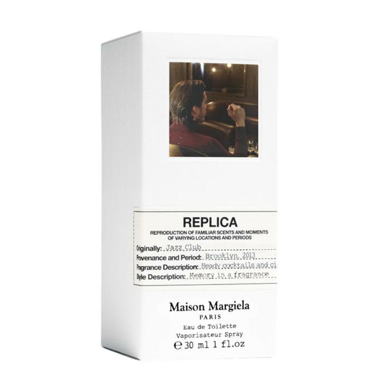 Weißer Karton mit Bild. Etikett mit Produktinformationen: REPLICA Jazz Club. Maison Margiela Paris. Eau de Toilette.