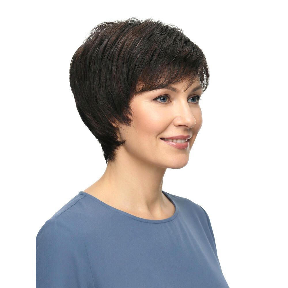 Kurzhaarperücke in Braun, im Profil. Frau mit blauem Oberteil, lächelt.