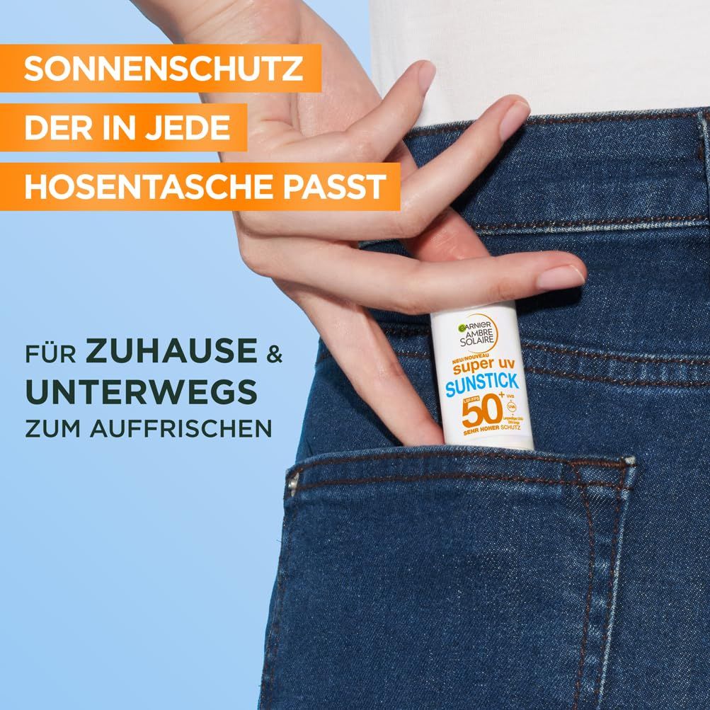 Hand steckt Sunstick in Hosentasche. Text: Sonnenschutz, der in jede Hosentasche passt. Für Zuhause & unterwegs zum Auffrischen.