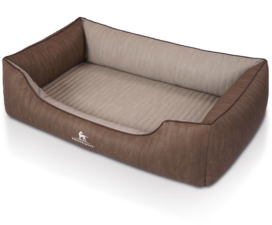 Braunes Hundebett mit beigem Innenraum. Gepolstert, mit Knuffelwuff-Logo. Rechteckige Form mit niedrigerem Einstieg.