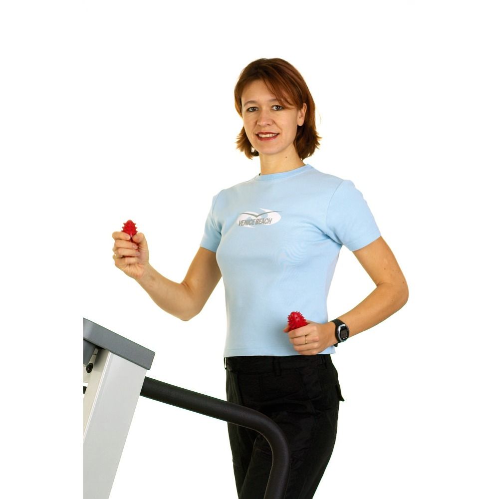 Person auf einem Laufband, hält zwei rote Togu Handtrainer. Sie trägt Sportkleidung. Hintergrund weiß.