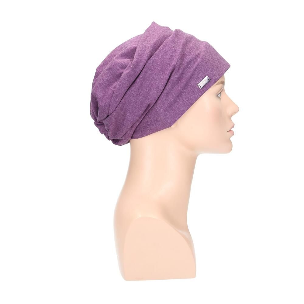 Blaulila Turban auf Büste. Seitenansicht. Kleines Metallschild.