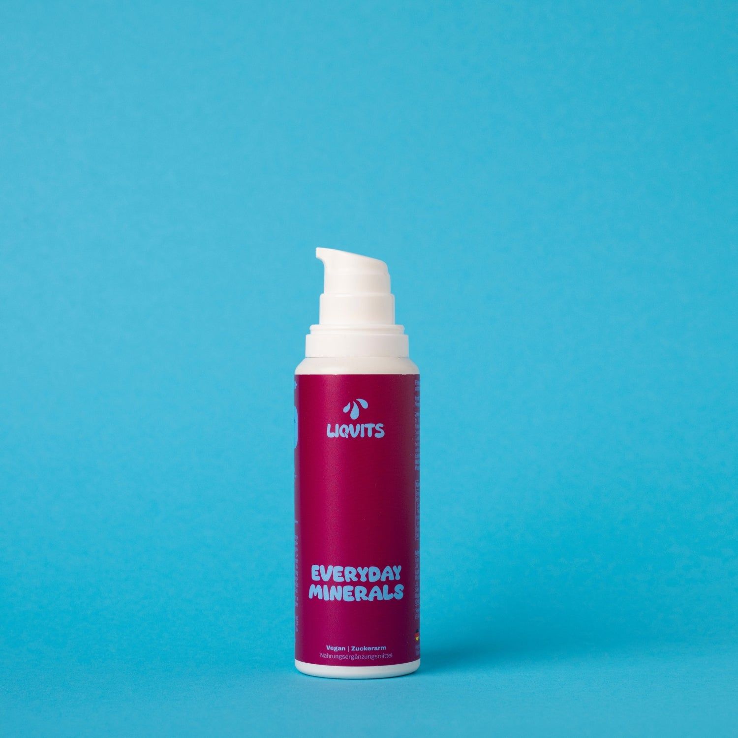 Flasche LiqVits Everyday Minerals mit Sprühkopf. Hintergrund: blau. Aufschrift: Vegan, zuckerarm.