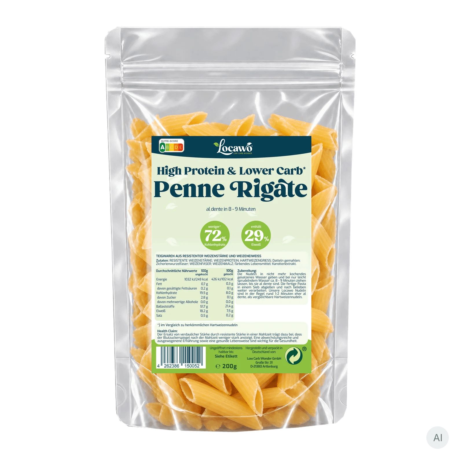 Gekochte Penne Rigate Nudeln mit Garnelen, Wurst und Kräutern in einer Schüssel.