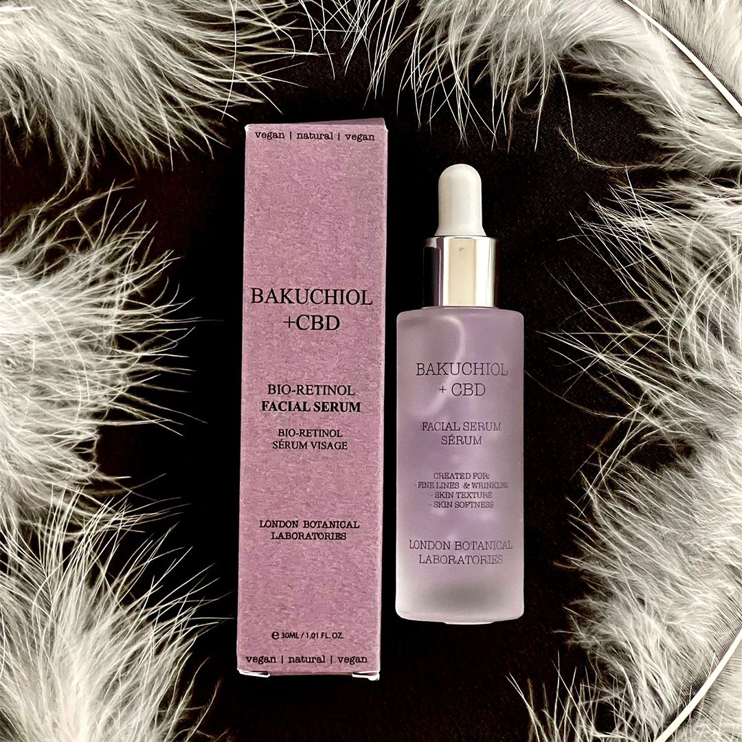Serumflasche und Verpackung. Aufschrift: Bakuchiol + CBD, Bio-Retinol Facial Serum, London Botanical Laboratories. Vegan, natürlich.