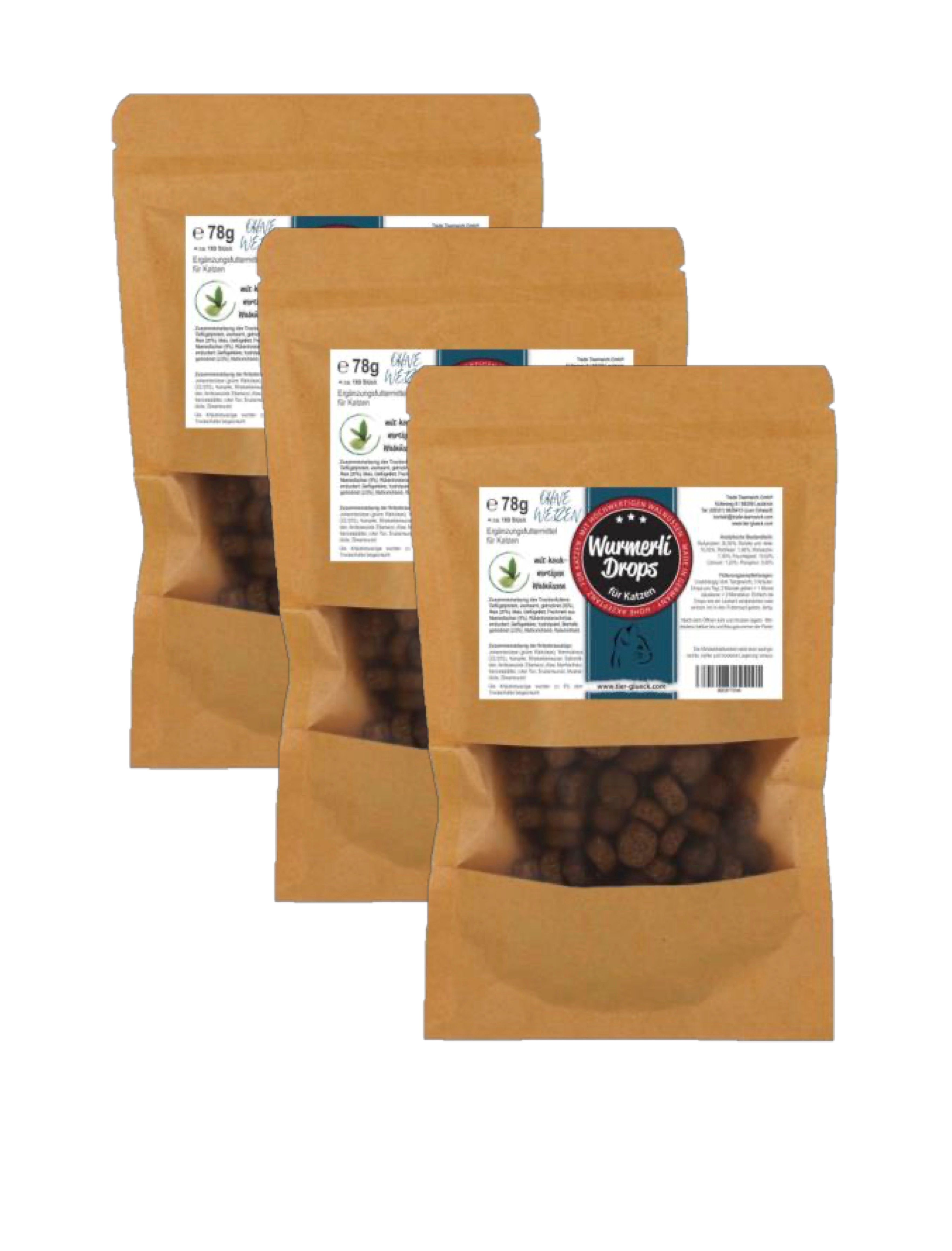 Drei Beutel Katzen-Leckerlis. Braune Papierbeutel mit Sichtfenster. Aufdruck mit Produktinformationen.