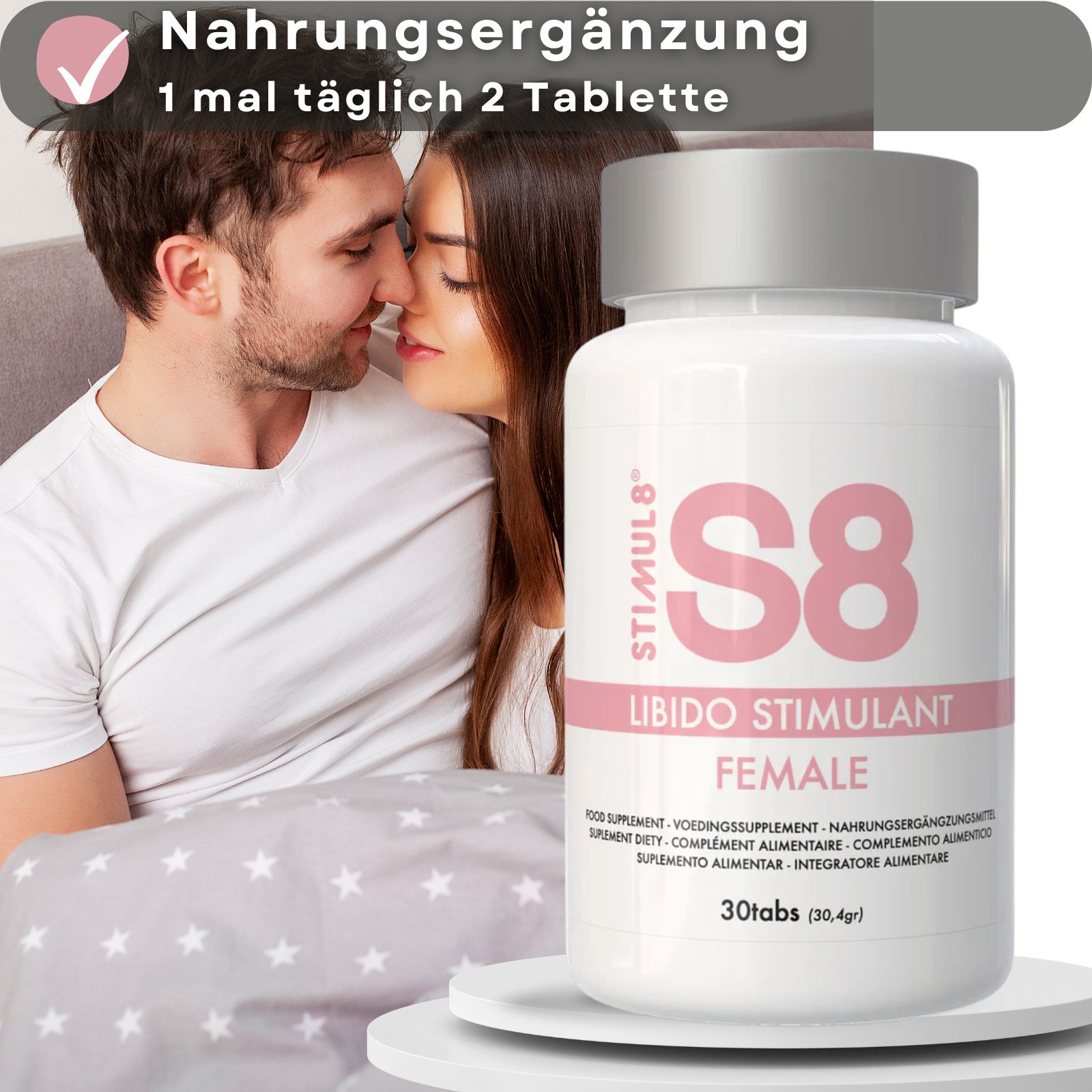 Produktflasche S8, Libido Stimulant, FEMALE. Text: Nahrungsergänzung, 2 Tabletten täglich. Paar im Bett.
