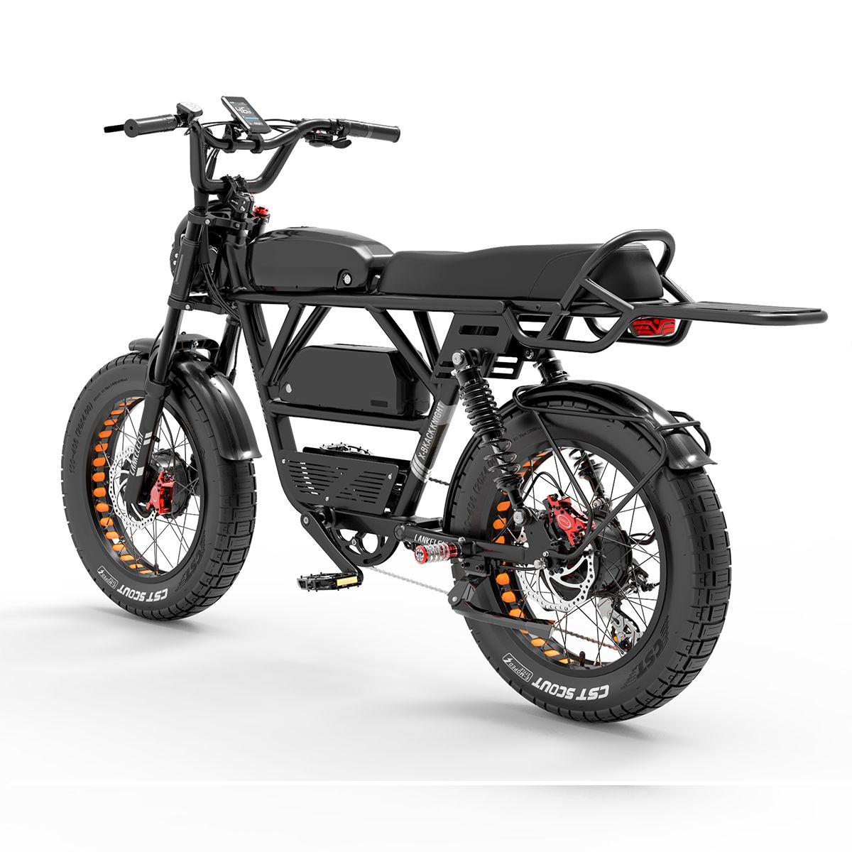 Schwarzes Elektrofahrrad, Seitenansicht. Breitreifen, Gepäckträger, Scheibenbremsen. Orangefarbene Akzentdetails an den Reifen.