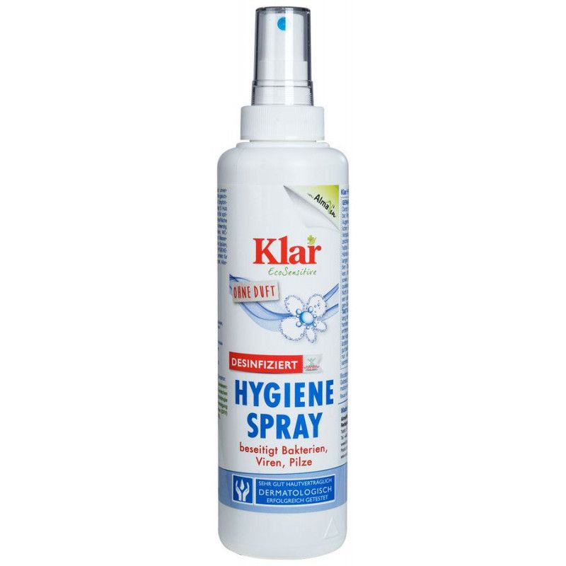 Weiße Flasche mit Sprühkopf. Aufschrift: Klar Hygiene Spray. Desinfiziert. Beseitigt Bakterien, Viren, Pilze. Dermatologisch getestet.