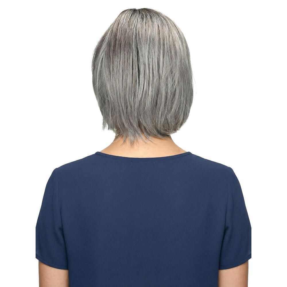 Rückansicht einer Perücke mit grau melierten, kinnlangen Haaren. Die Frau trägt ein blaues Oberteil.