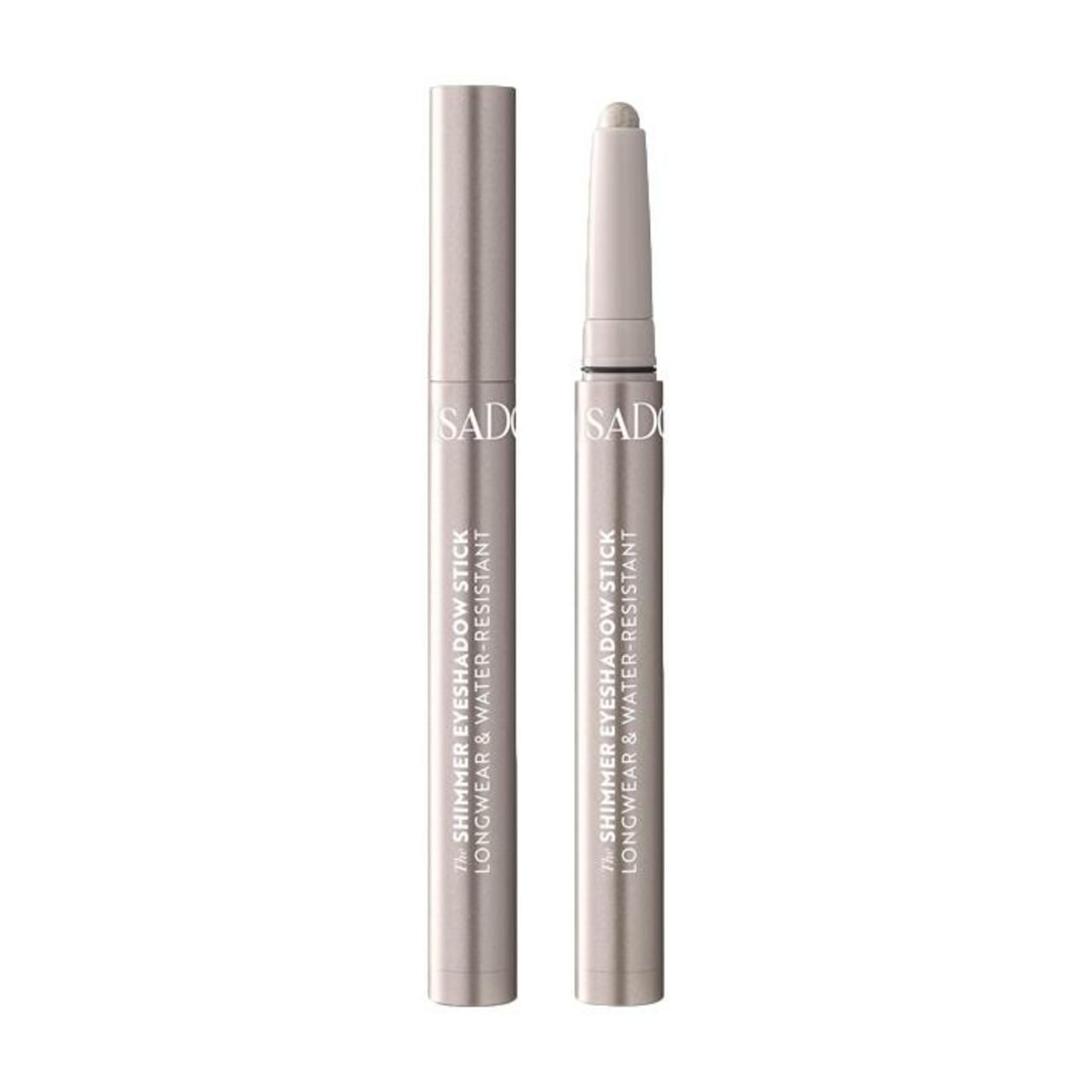 Zwei silberfarbene IsaDora Shimmer Eyeshadow Sticks. Einer geschlossen, einer geöffnet. Aufschrift: SHIMMER EYESHADOW STICK LONGWEAR & WATER-RESISTANT.