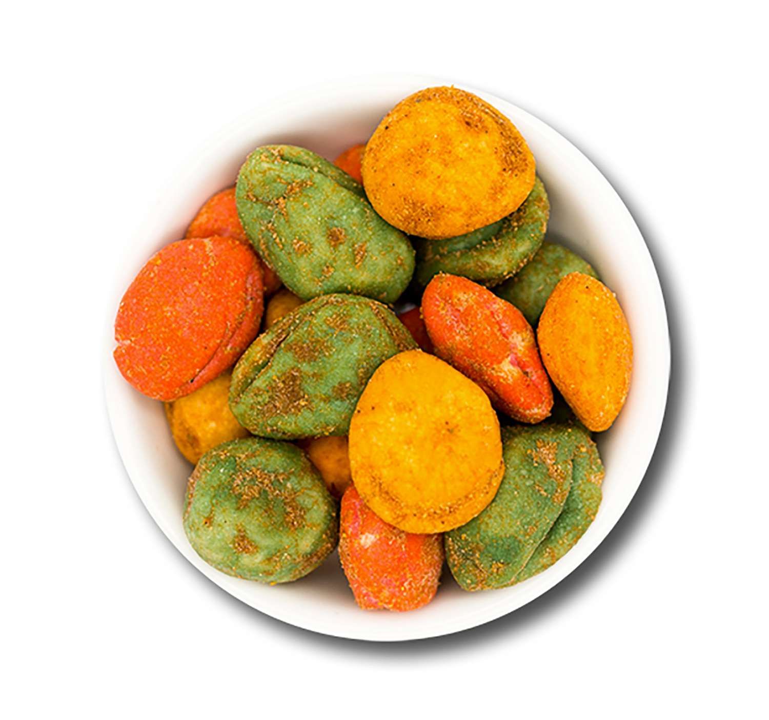 Verschiedenfarbige, beschichtete Erdnuss-Snacks in einer weißen Schale. Farben: Grün, Orange, Gelb. Gewürzte Oberfläche.