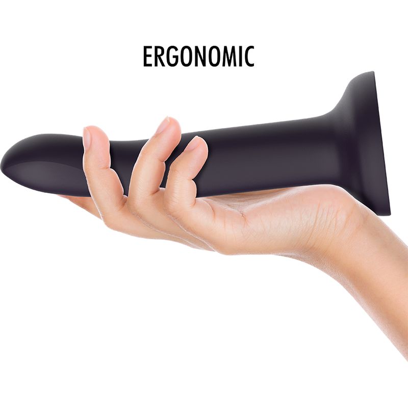 Schwarzer Dildo in einer Hand gehalten. Ergonomisches Design. Aufschrift: ERGONOMIC.