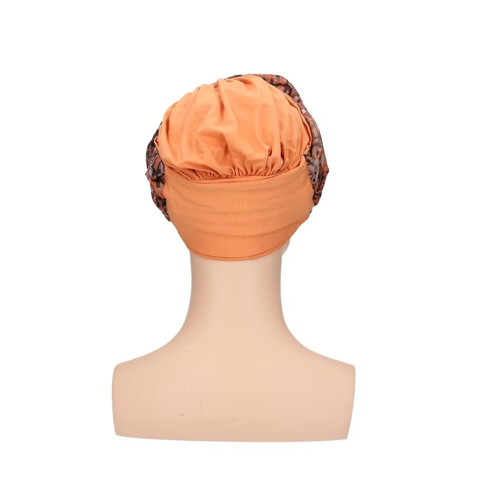 Turban mit orangefarbenem Unterteil und gemustertem Oberteil. Auf einer Schaufensterpuppe, Rückansicht.