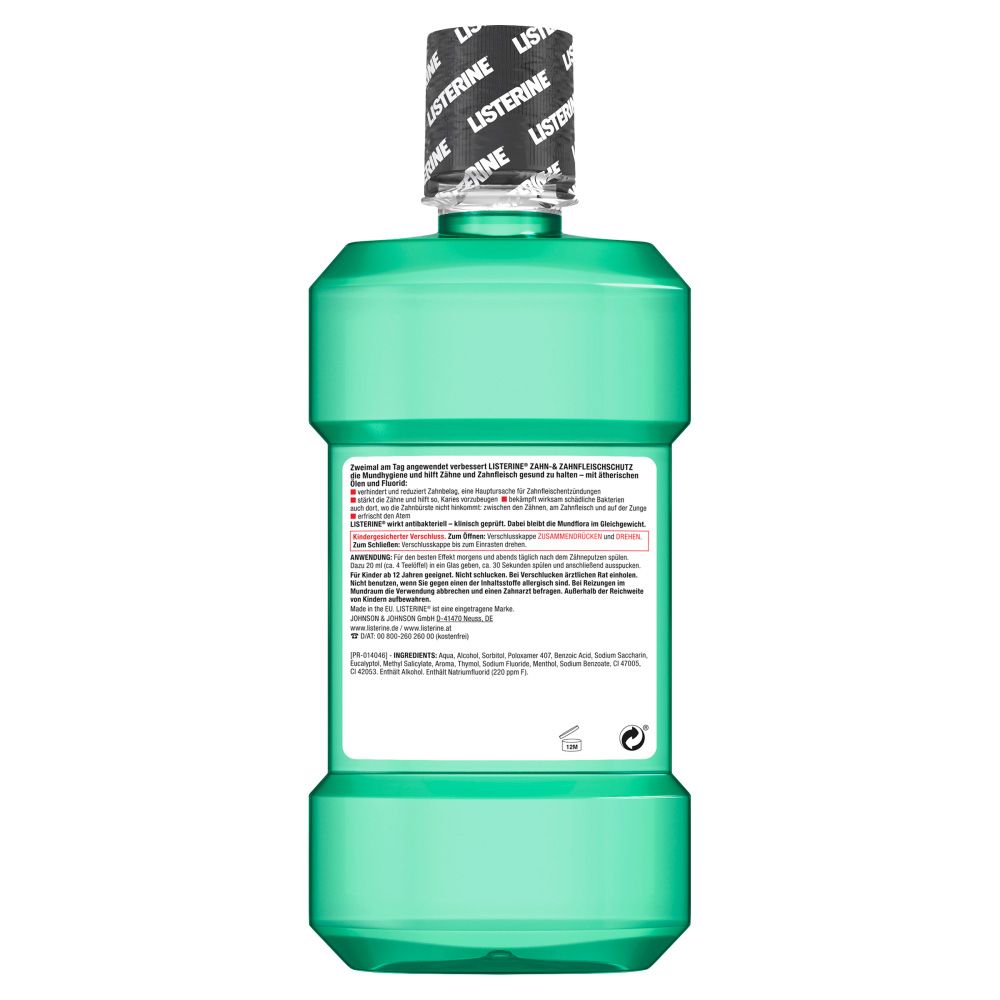 Rückseite der grünen Listerine-Flasche. Etikett mit Text. Schwarzer Deckel. Informationen zum Produkt und Inhaltsstoffen.