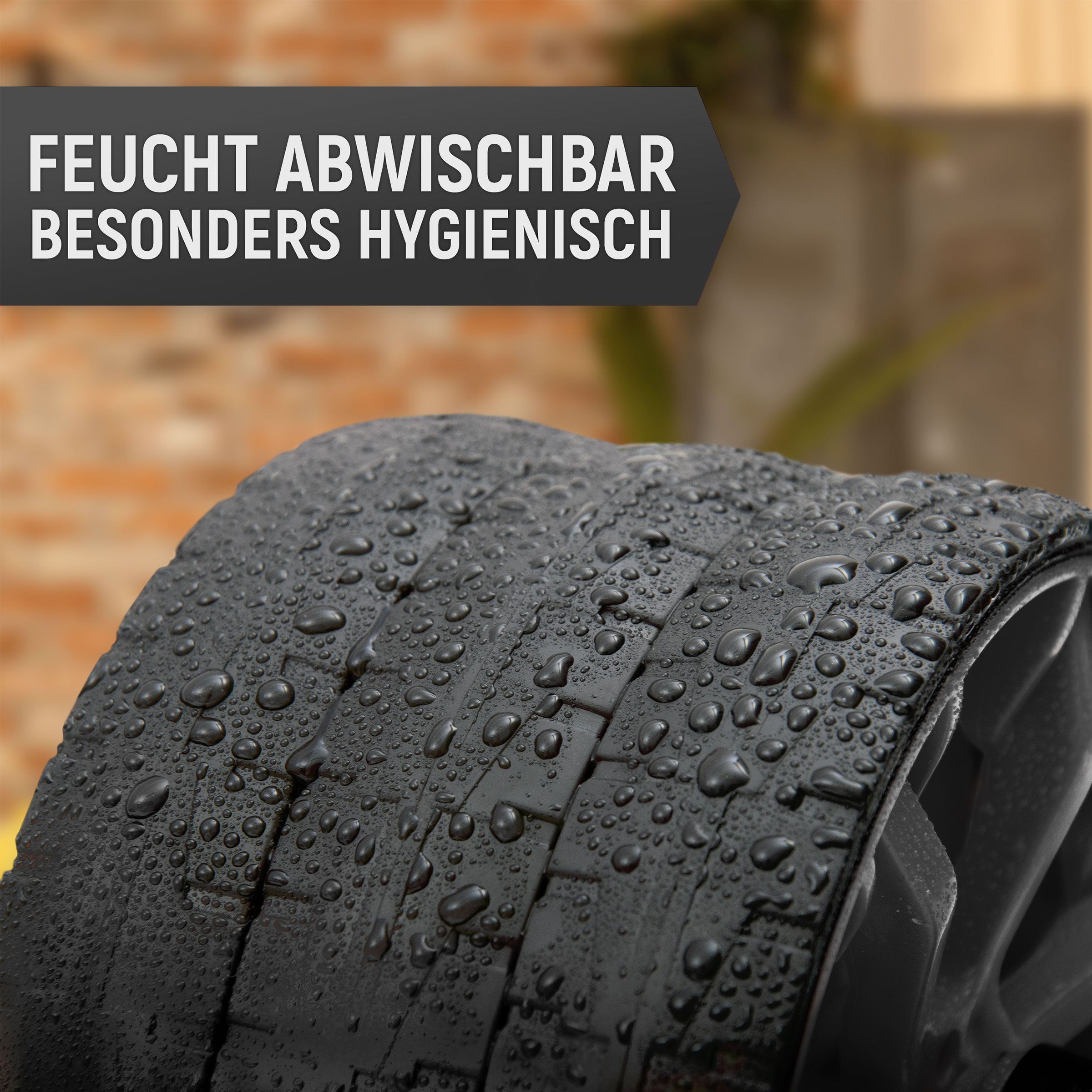 Nahaufnahme eines schwarzen Bauchroller-Rades mit Wassertropfen. Text: Feucht abwischbar, besonders hygienisch.