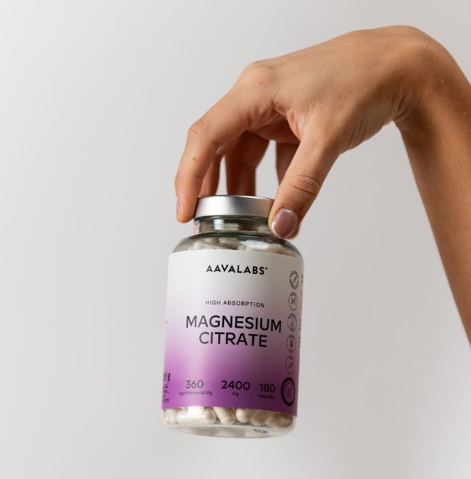 Hand hält eine Flasche Aavalabs Magnesiumcitrat.