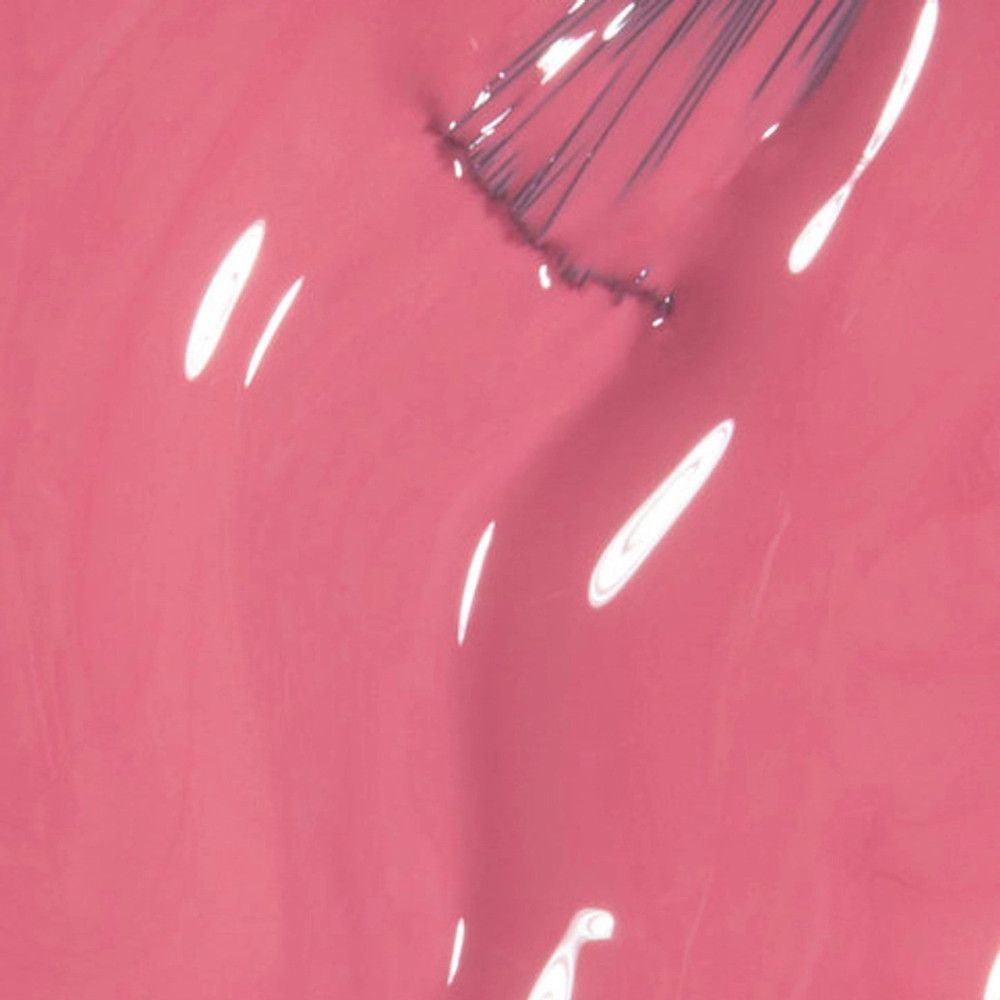 Nagellack mit Pinsel. Rosa Farbton, glänzend. Nahaufnahme.