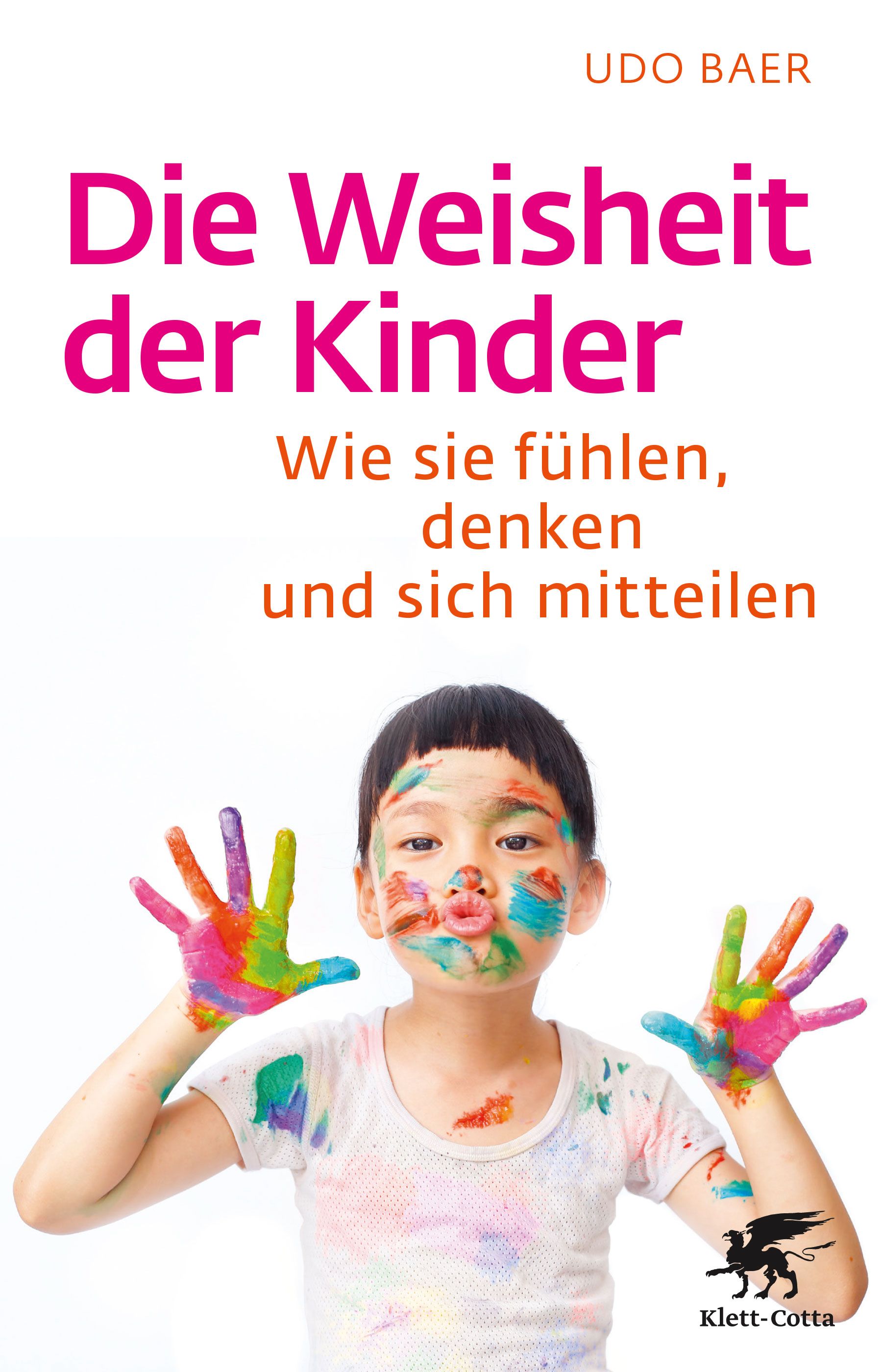 Buchcover: "Die Weisheit der Kinder". Autor Udo Baer. Kind mit bemalten Händen und Gesicht. Verlag Klett-Cotta.