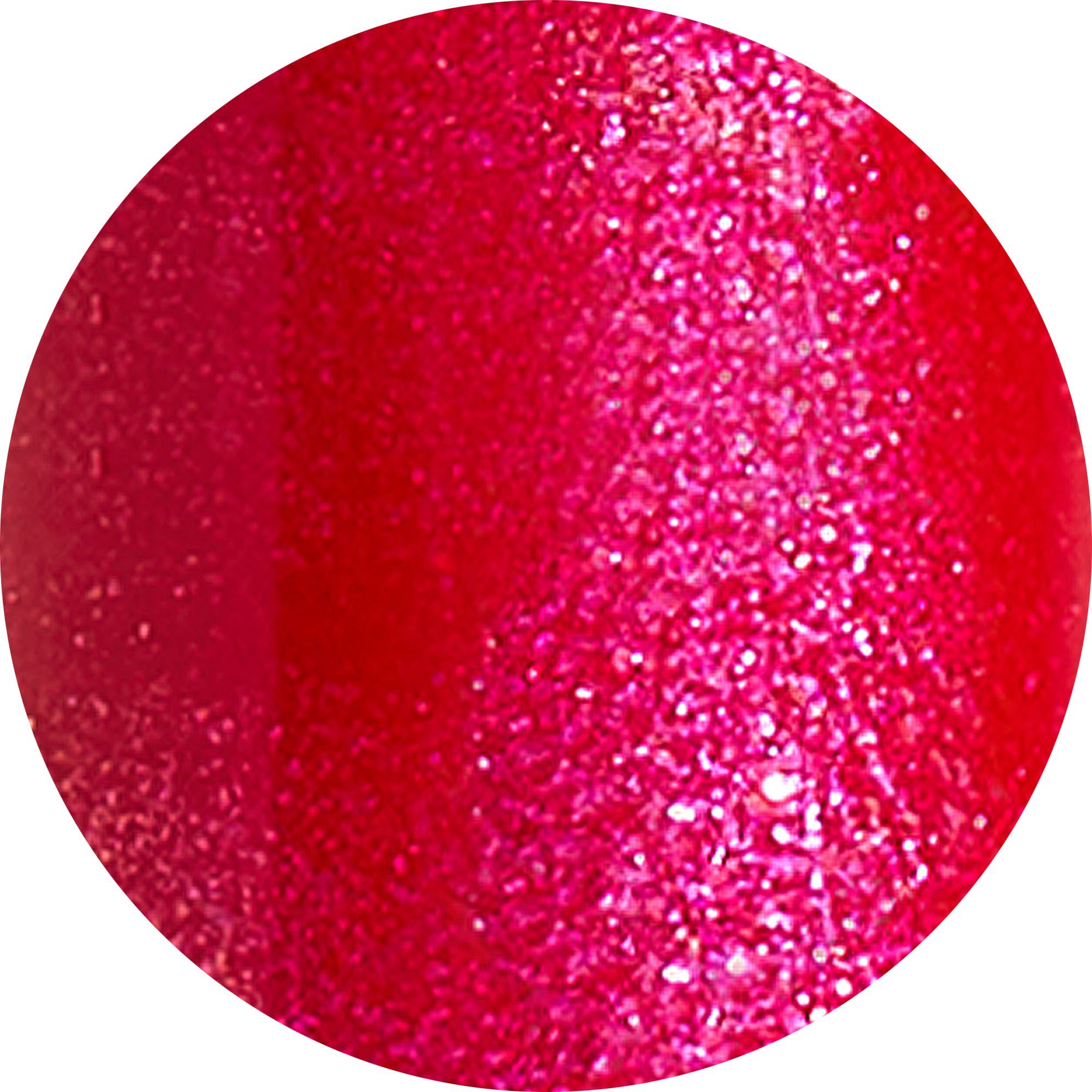 Primo piano di un rossetto lucido rotondo, fucsia con glitter. La texture è liscia e riflettente, con punti glitter visibili.