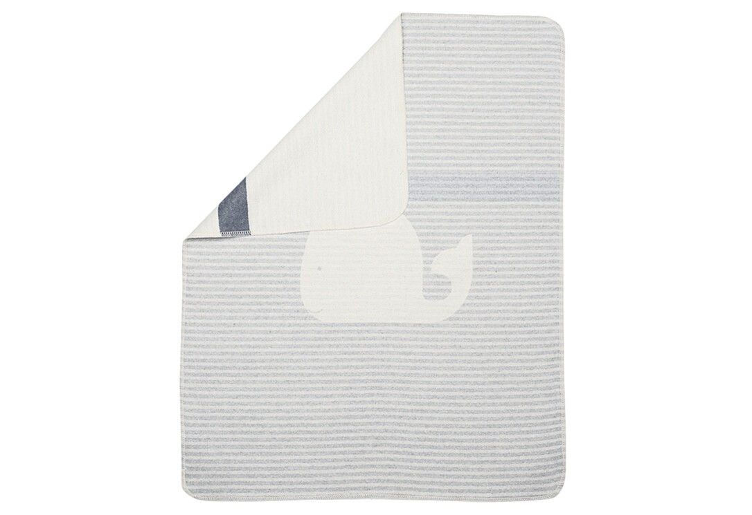 Babydecke mit Wal-Motiv. Hellgrau gestreift, mit weißem Wal-Aufdruck. Rückseite weiß. Blaue Kante.