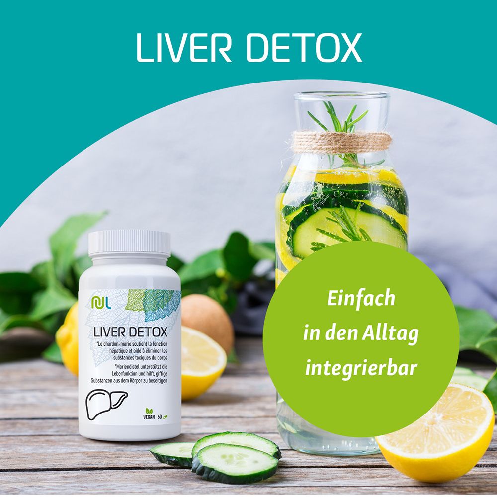 NutriLife Liver Detox Flasche neben einem Glas Wasser mit Zitrone und Gurke.