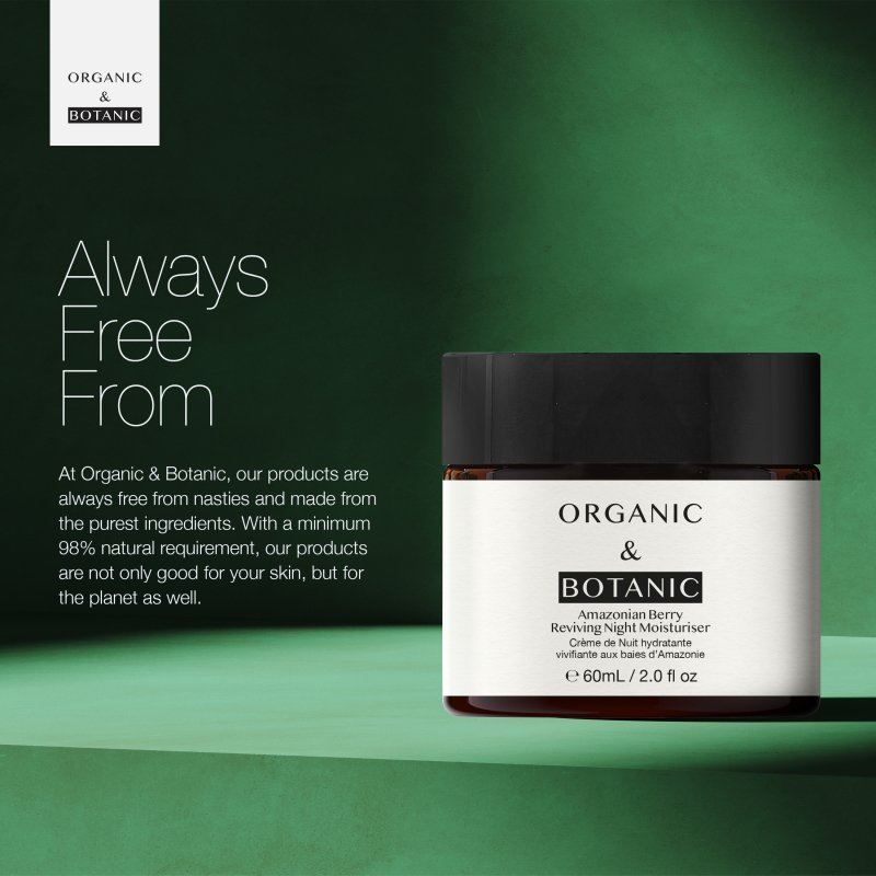 Organic & Botanic Nachtcreme mit Amazonasbeerenextrakt vor grünem Hintergrund.