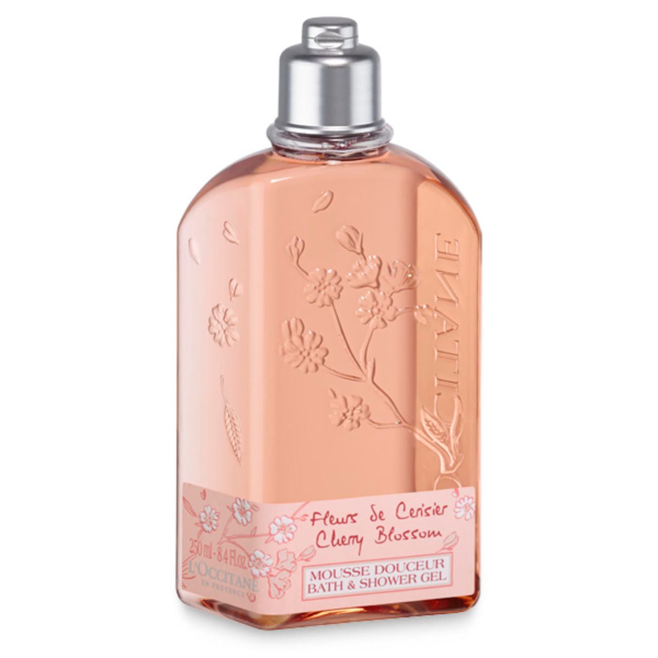 Kirschblüte Duschgel von L'Occitane. Transparente Flasche mit Blütenrelief. Aufschrift: Cherry Blossom, Mousse Douceur.