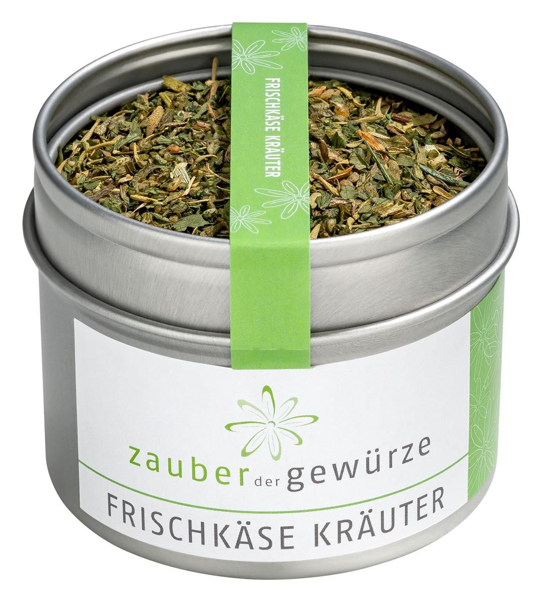 Metallbehälter mit Kräutern. Aufschrift: Zauber der Gewürze Frischkäse Kräuter. Grünes Etikett mit Schriftzug.