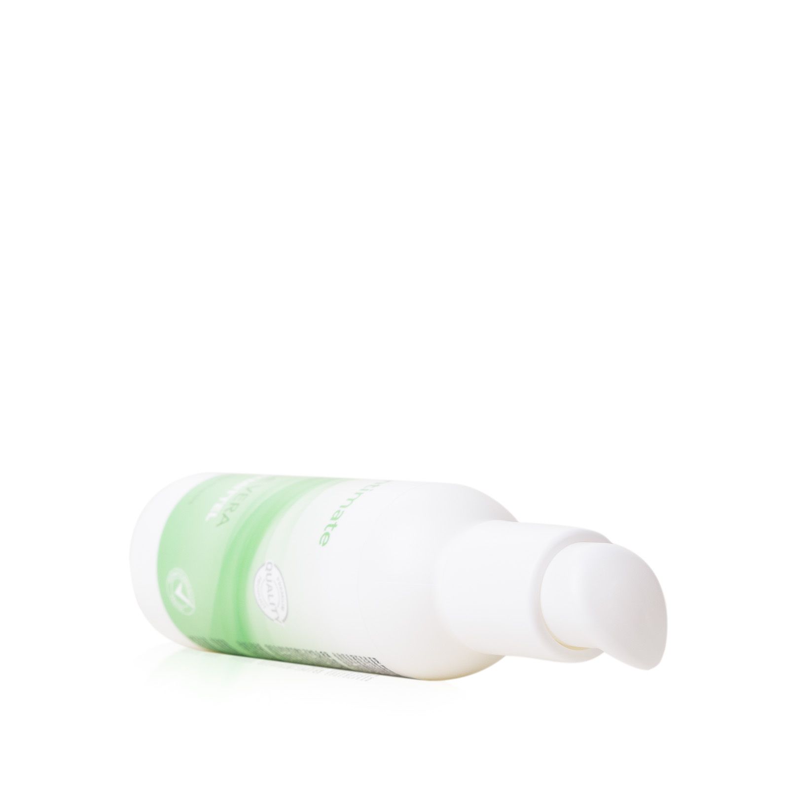 Flasche liegt. Aufdruck: Aloe Vera Gletmittel. Pumpe zeigt nach rechts.