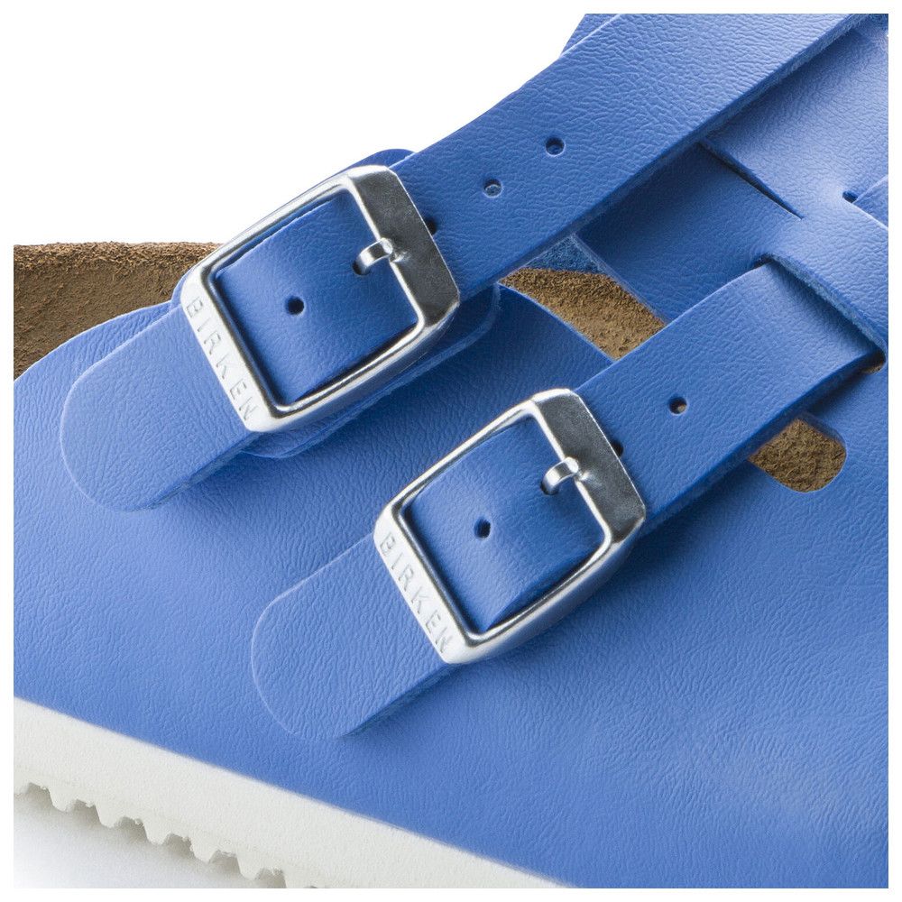 Detailansicht: Blaue Clog-Schnallen mit Birkenstock-Logo. Silberfarbene Schnallen.