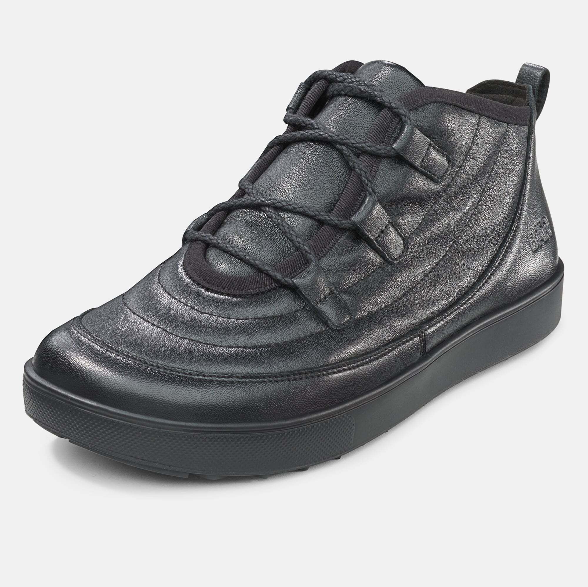 Schwarze Stiefelette, Leder, Schnürung, breite Sohle. Schuh von der Seite, leicht schräg, Logo sichtbar.