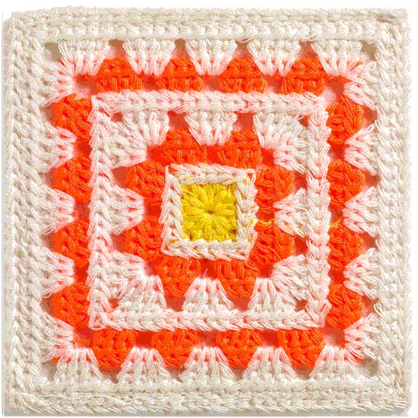 Gehäkelte quadratische Deckelverzierung in Weiß, Orange und Gelb mit einem zentralen gelben Quadrat und einem weißen Rand.