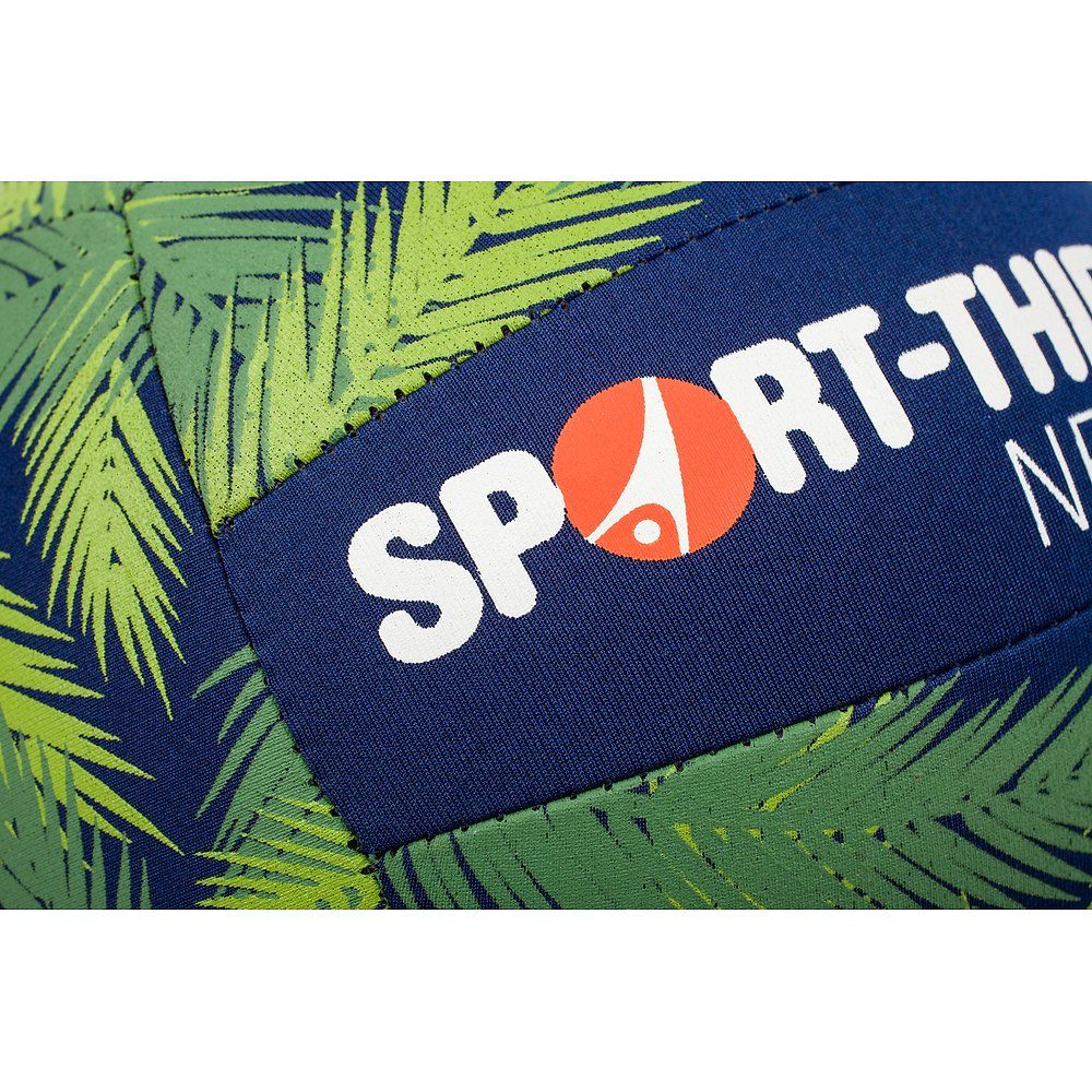 Nahaufnahme des Logos und Schriftzugs 'SPORT-THIEME NEOGRIP' auf dem Volleyball.