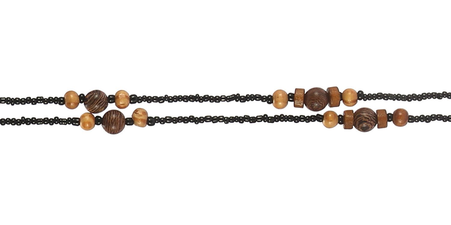 Nahaufnahme einer Brillenkette mit schwarzen Perlen und Holzperlen in verschiedenen Formen und Farben.