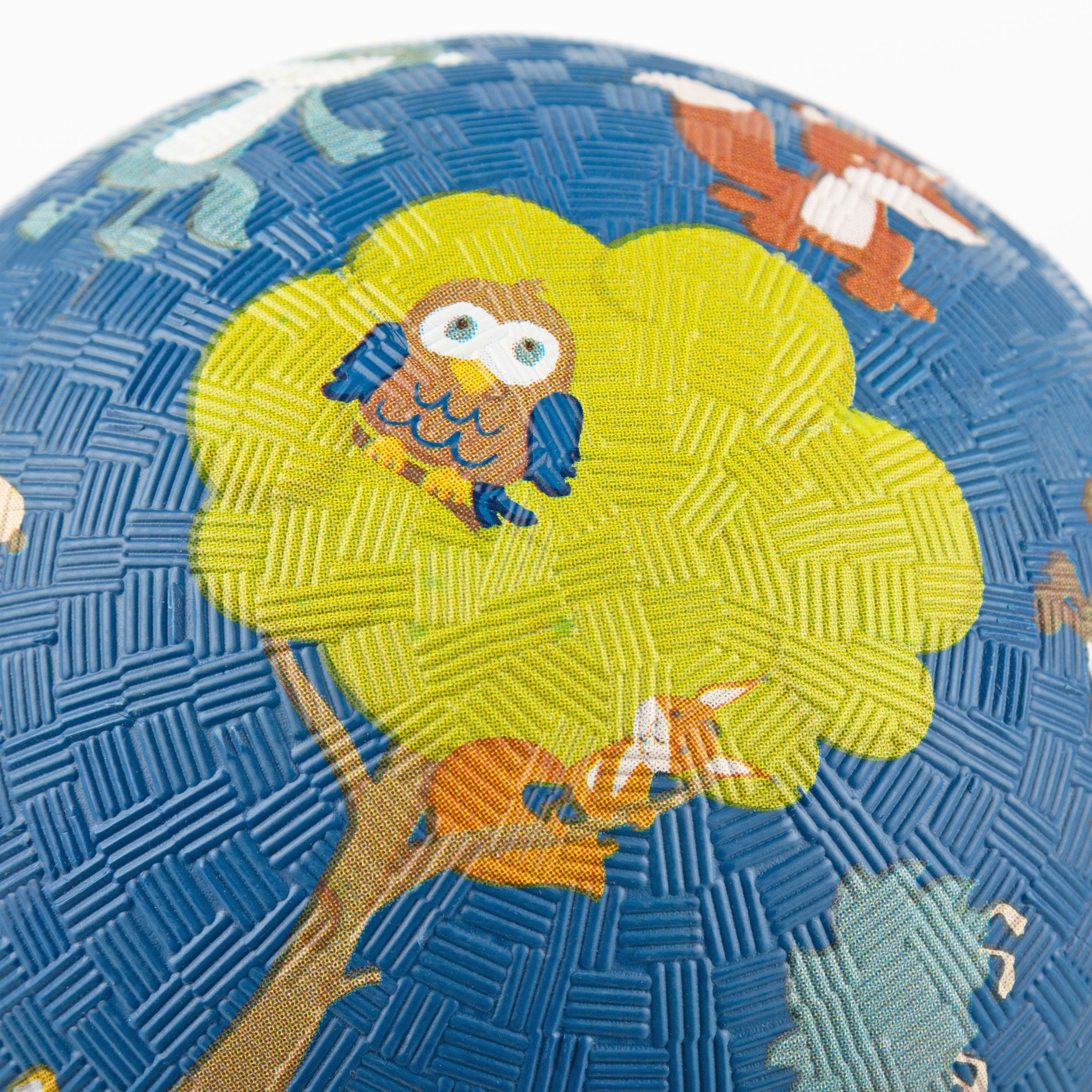 Blauer Ball mit geprägter Oberfläche. Gelber Baum mit Eule und Fuchs-Illustrationen. Nahaufnahme.