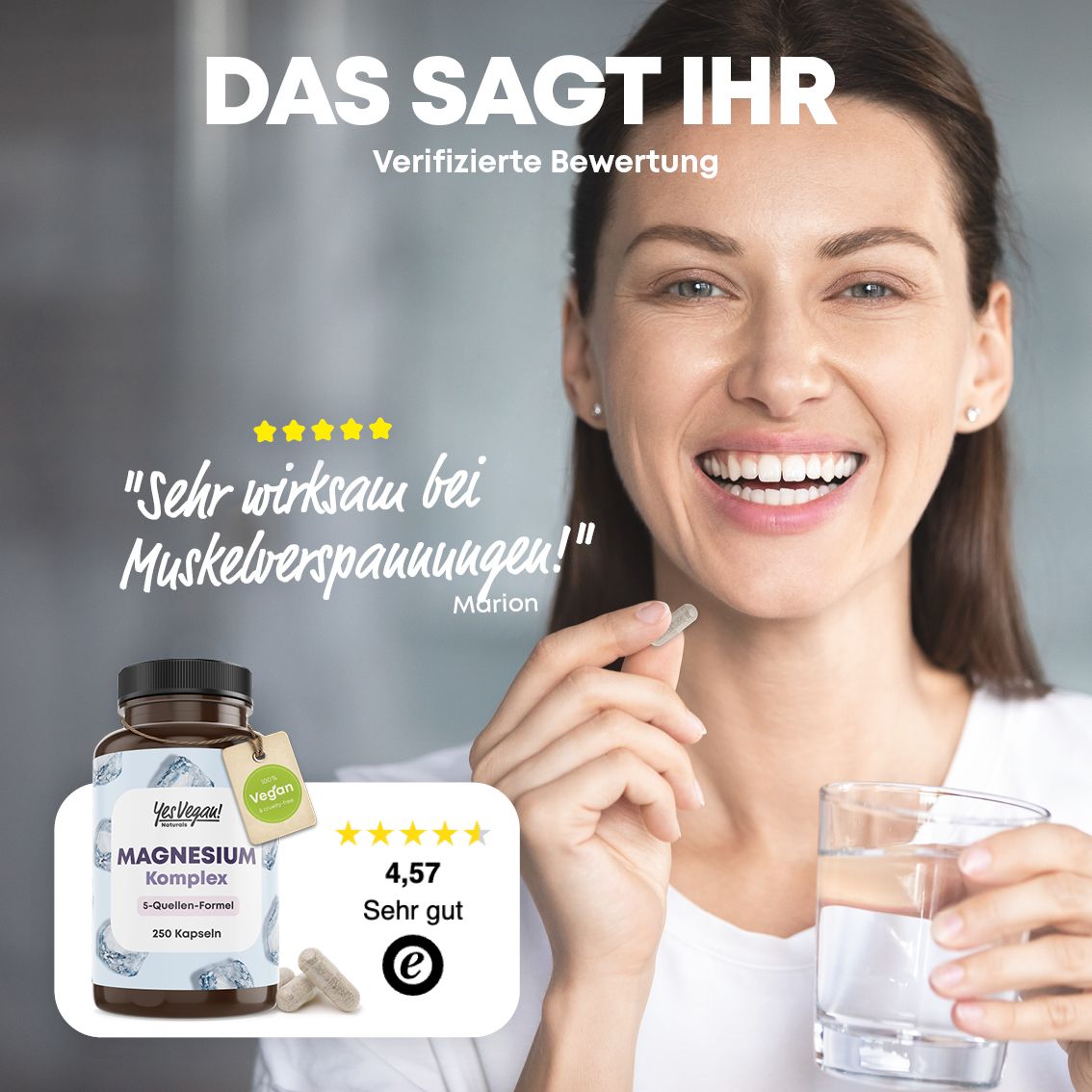 Frau lächelt, hält Glas Wasser und Kapsel. "Sehr wirksam bei Muskelverspannungen!". Bewertung 4,57.
